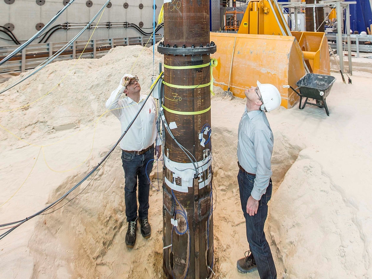 Prüfaufbau in der Grundbauversuchsgrube - Pfahl mit Messtechnik und Shaker aus dem Projekt UnderwaterINSPECT