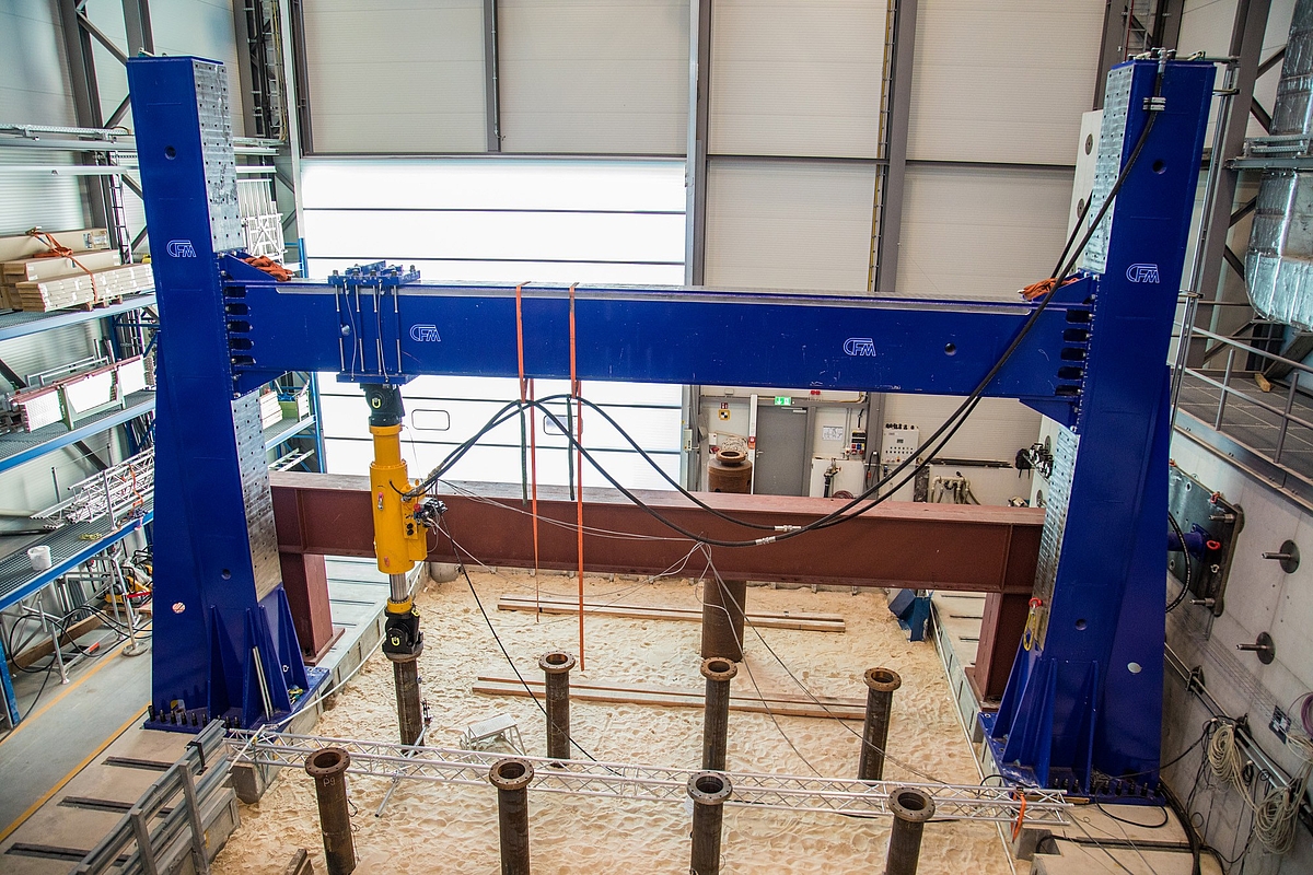 Blick auf die Grundbauversuchsgrube mit Prüfung an mehrenen Pfählen aus dem BMWi Projekt SEALENCE