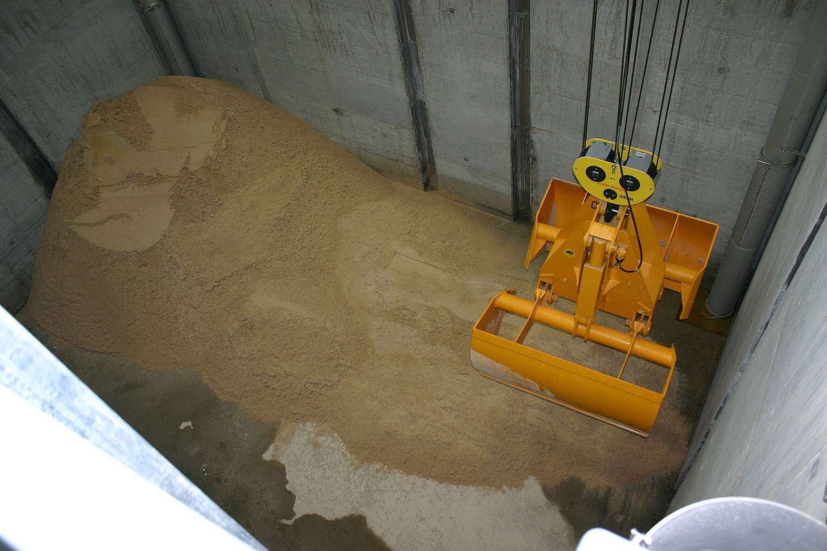 Erste Lage Sand in der Grundbauversuchsgrube eingebaut; Blick in die Grube mit Schaufel