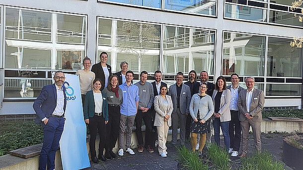 Gruppenbild mit Forschenden des Projekts im Innenhof des Instituts