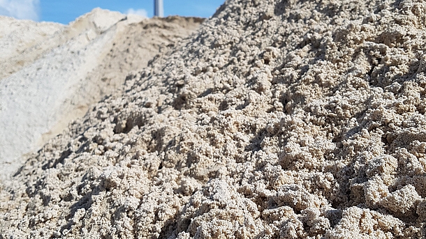 Etwa 900 m³ Sand lagern neben der Versuchshalle